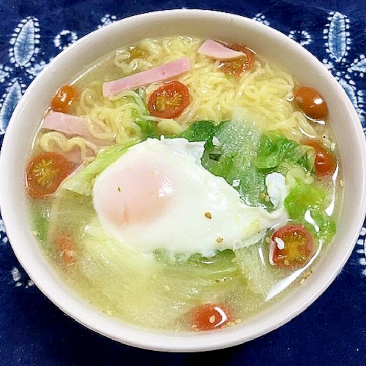 プチトマトとレタスとハムとたまごの塩ラーメン